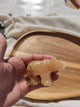 Ours sculpté en aragonite beige tenu en main vue de dessus