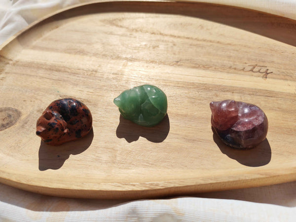 Chat Endormi Sculpté en Pierre Naturelle – Obsidienne Acajou, Aventurine ou Quartz Fraise