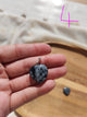 Pendentif cœur obsidienne flocon de neige motifs uniques tenu en main – Le cocon de l’intuition