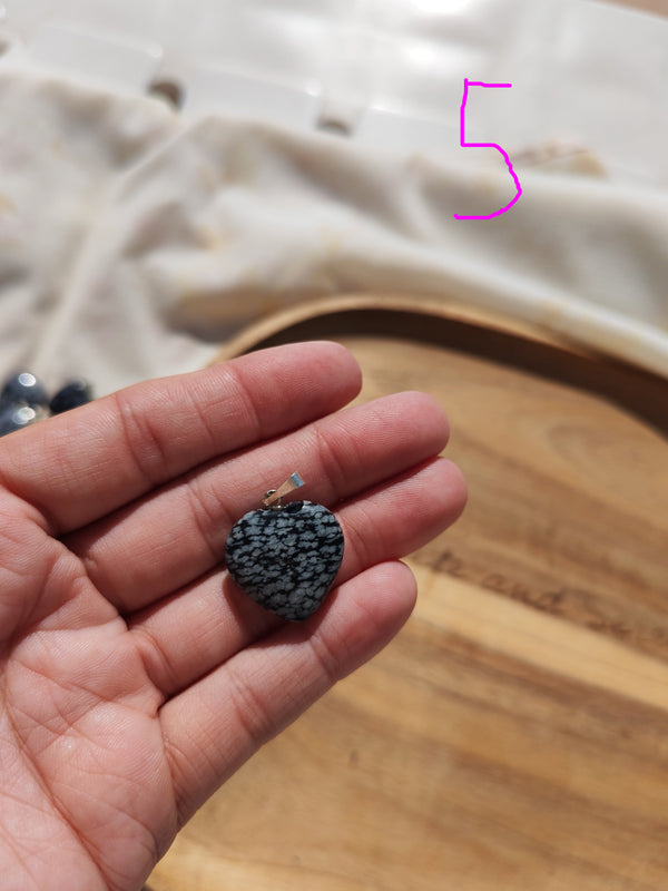 Pendentif cœur obsidienne flocon de neige petite taille tenu en main – Le cocon de l’intuition