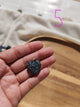 Pendentif cœur obsidienne flocon de neige petite taille tenu en main – Le cocon de l’intuition