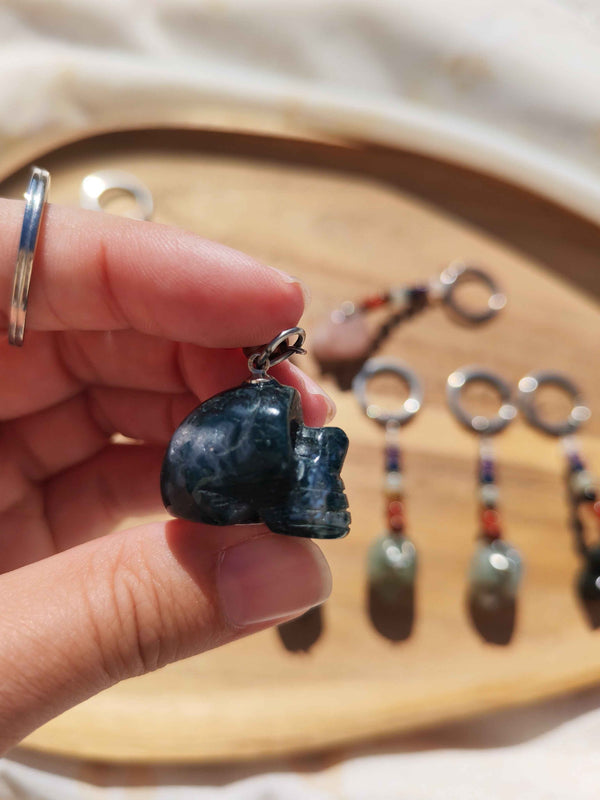 Porte-clé Crâne Pierre Naturelle 7 Chakras – Labradorite, Quartz Rose, Agate