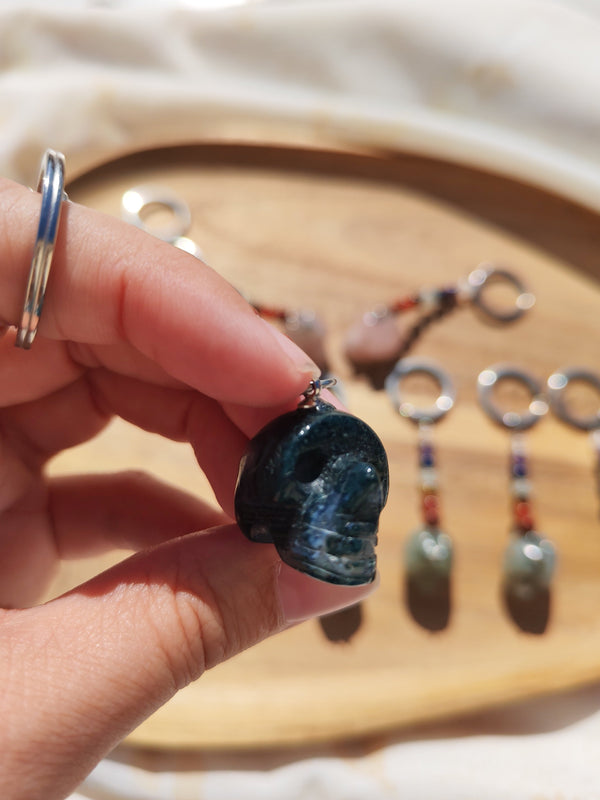 Porte-clé crâne apatite bleue pierre naturelle 7 chakras