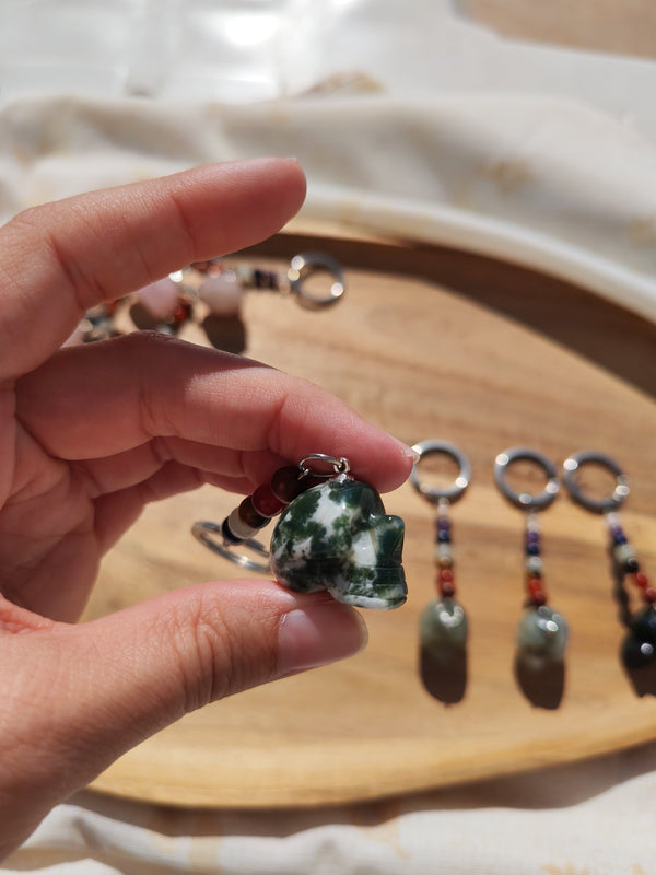 Collection porte-clés crânes pierres naturelles 7 chakras fait main