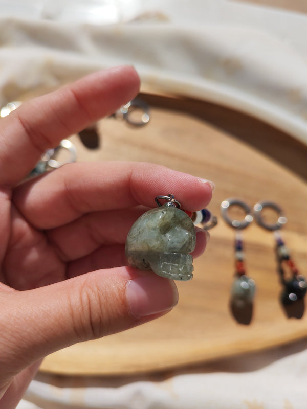Porte-clé crâne apatite bleue vue de face 7 chakras