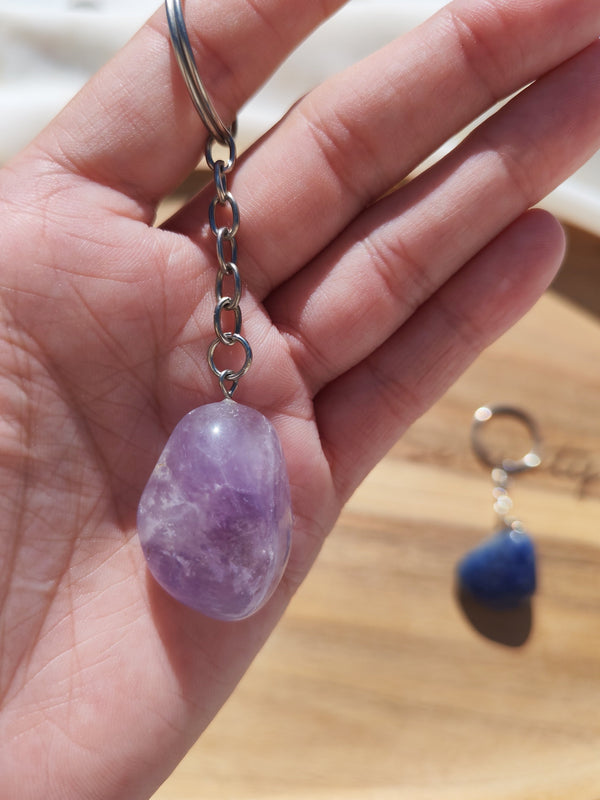 Porte-clés agate noire naturelle tenu en main – Le cocon de l’intuition
