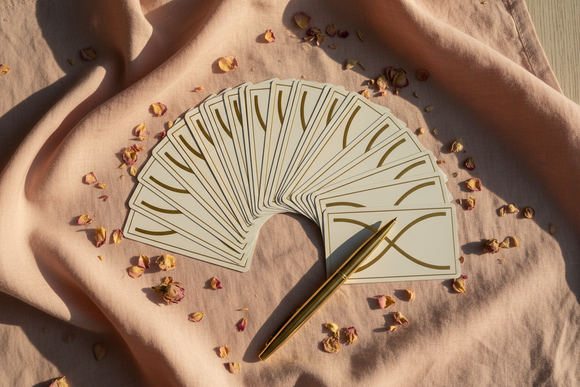 Cartes de cartomancie retournées en éventail, ambiance cocooning rose et or