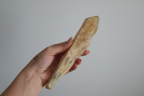 Sceptre en citrine naturelle - tenu en main